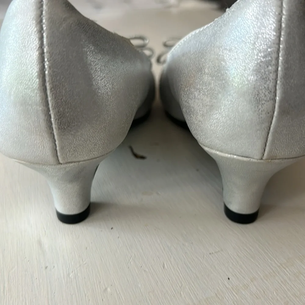 American Eagle Outfitters low heel silver/metallic bow girls shoes size 3.5